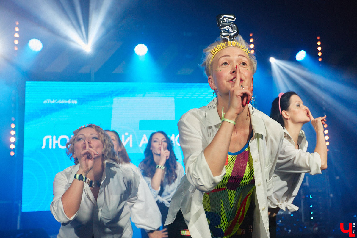 В концертном баре «ЦЕХ» воцарилась райская «Атмосфера»: сотни гостей, фуршет, танцевальные интерактивы от преподавателей, приглашённые музыкальные коллективы, награждение отличившихся спортсменов. Всё это приправлено горами разноцветного конфетти, шумом хлопушек, громким смехом и библейской историей. Подробности в репортаже «Ключ-Медиа».