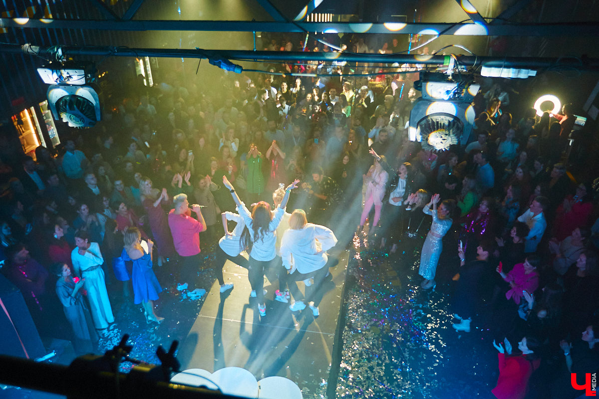 В концертном баре «ЦЕХ» воцарилась райская «Атмосфера»: сотни гостей, фуршет, танцевальные интерактивы от преподавателей, приглашённые музыкальные коллективы, награждение отличившихся спортсменов. Всё это приправлено горами разноцветного конфетти, шумом хлопушек, громким смехом и библейской историей. Подробности в репортаже «Ключ-Медиа».