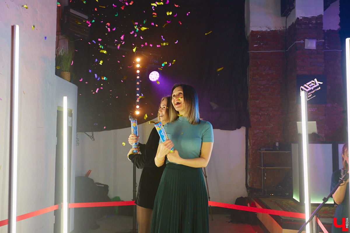 В концертном баре «ЦЕХ» воцарилась райская «Атмосфера»: сотни гостей, фуршет, танцевальные интерактивы от преподавателей, приглашённые музыкальные коллективы, награждение отличившихся спортсменов. Всё это приправлено горами разноцветного конфетти, шумом хлопушек, громким смехом и библейской историей. Подробности в репортаже «Ключ-Медиа».