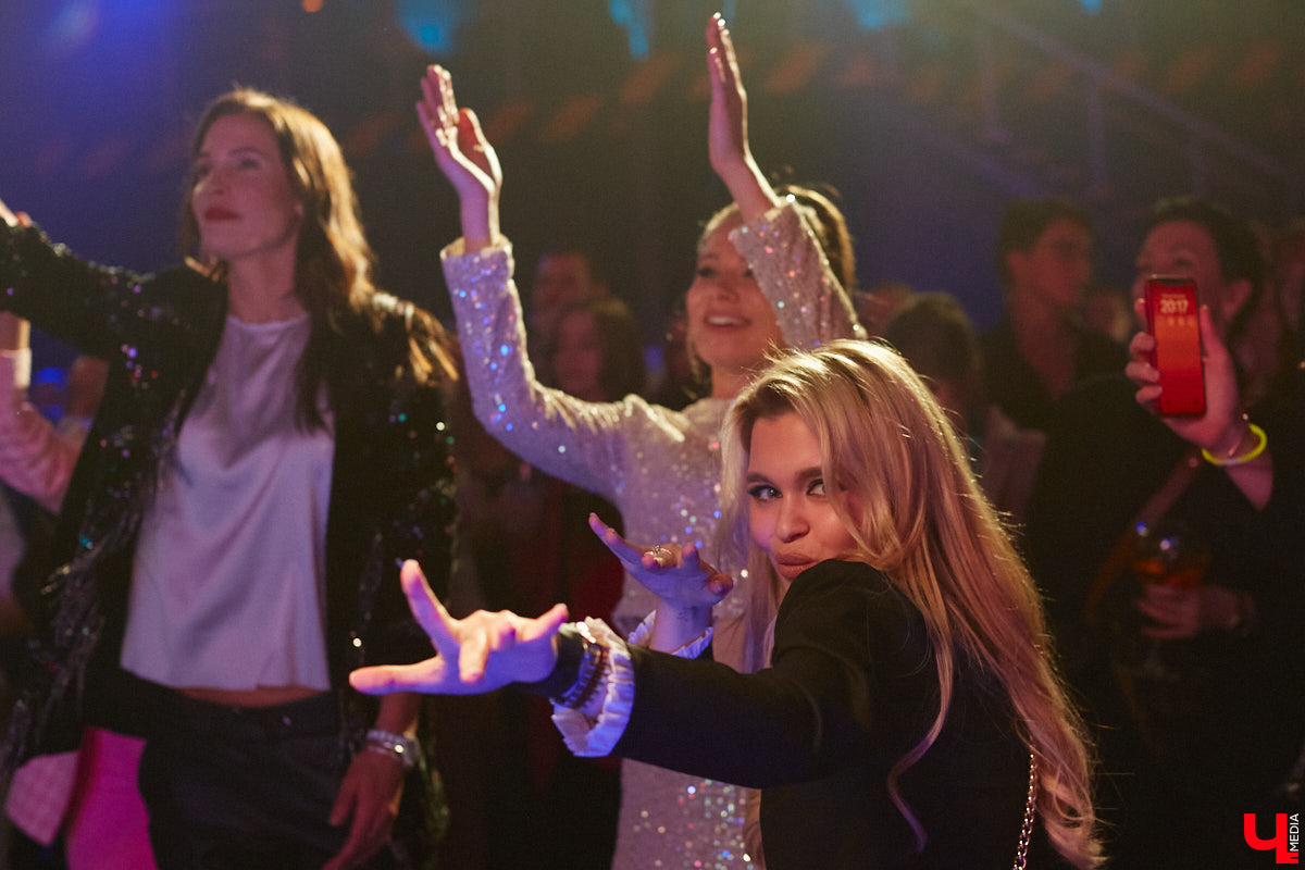 В концертном баре «ЦЕХ» воцарилась райская «Атмосфера»: сотни гостей, фуршет, танцевальные интерактивы от преподавателей, приглашённые музыкальные коллективы, награждение отличившихся спортсменов. Всё это приправлено горами разноцветного конфетти, шумом хлопушек, громким смехом и библейской историей. Подробности в репортаже «Ключ-Медиа».