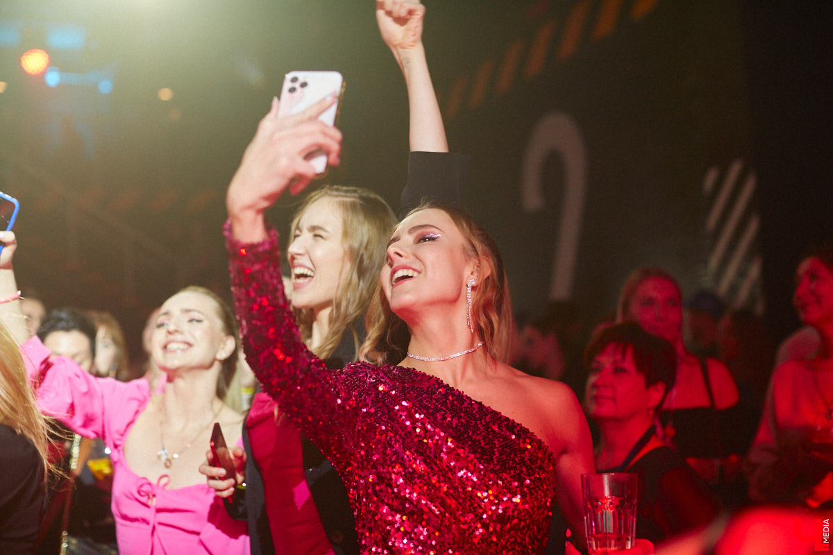 В концертном баре «ЦЕХ» воцарилась райская «Атмосфера»: сотни гостей, фуршет, танцевальные интерактивы от преподавателей, приглашённые музыкальные коллективы, награждение отличившихся спортсменов. Всё это приправлено горами разноцветного конфетти, шумом хлопушек, громким смехом и библейской историей. Подробности в репортаже «Ключ-Медиа».