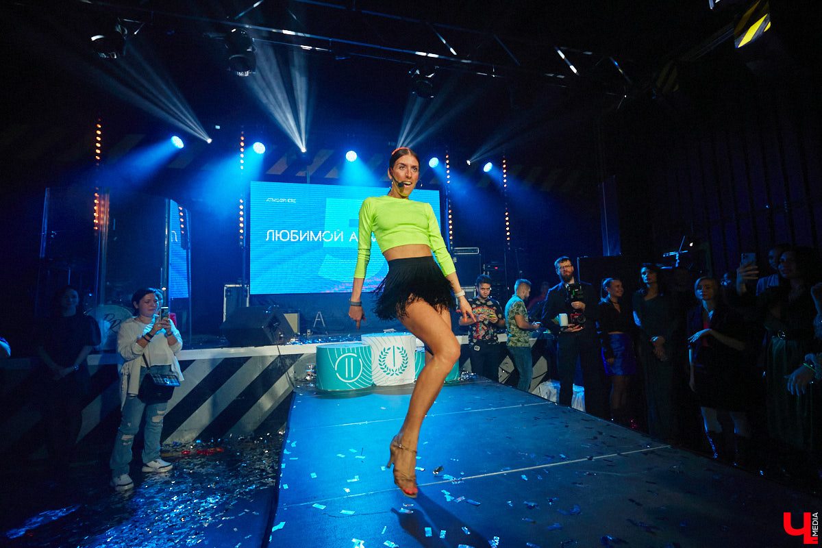 В концертном баре «ЦЕХ» воцарилась райская «Атмосфера»: сотни гостей, фуршет, танцевальные интерактивы от преподавателей, приглашённые музыкальные коллективы, награждение отличившихся спортсменов. Всё это приправлено горами разноцветного конфетти, шумом хлопушек, громким смехом и библейской историей. Подробности в репортаже «Ключ-Медиа».