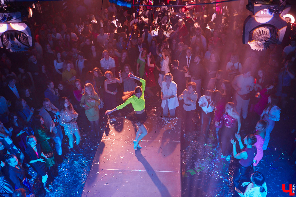 В концертном баре «ЦЕХ» воцарилась райская «Атмосфера»: сотни гостей, фуршет, танцевальные интерактивы от преподавателей, приглашённые музыкальные коллективы, награждение отличившихся спортсменов. Всё это приправлено горами разноцветного конфетти, шумом хлопушек, громким смехом и библейской историей. Подробности в репортаже «Ключ-Медиа».