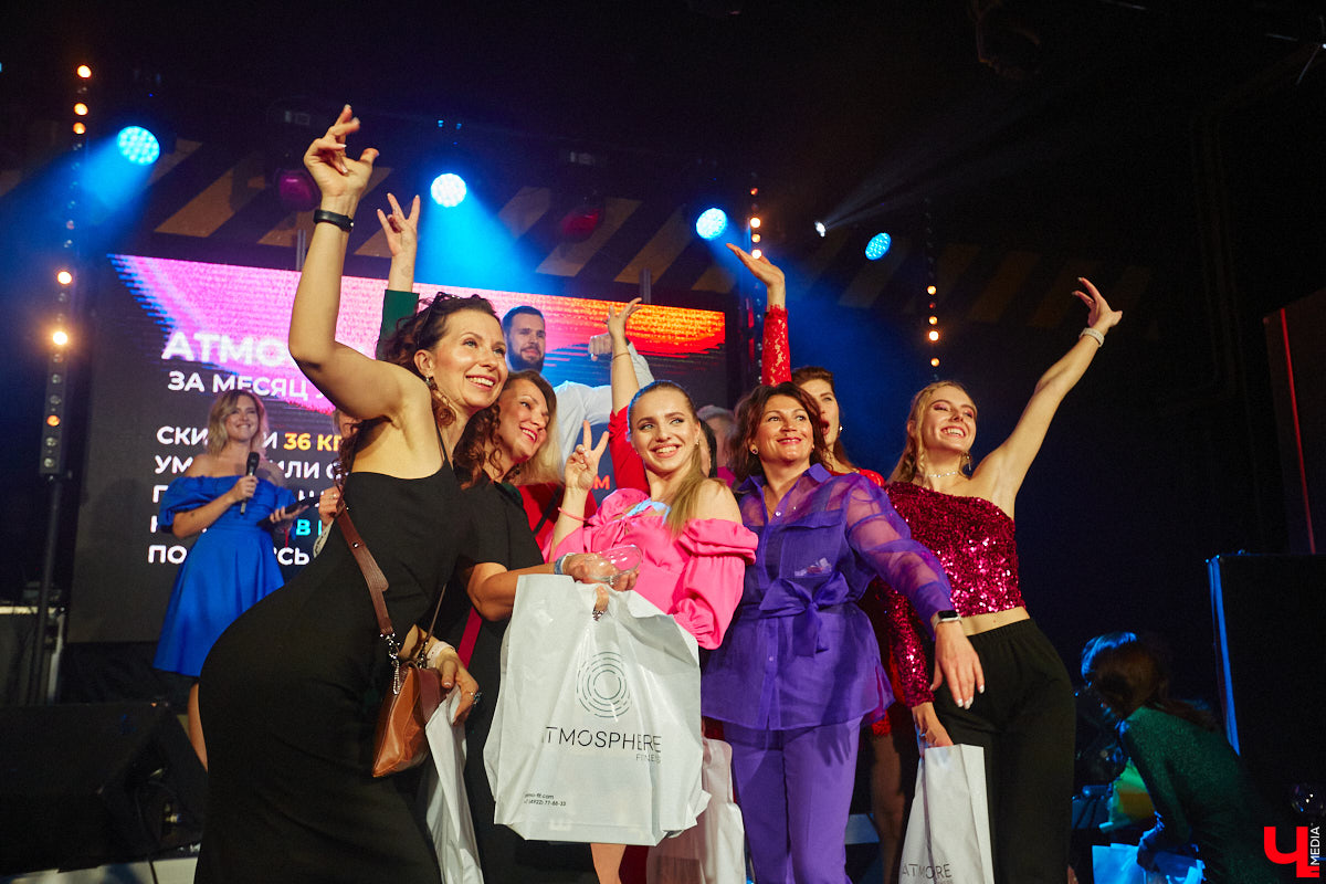 В концертном баре «ЦЕХ» воцарилась райская «Атмосфера»: сотни гостей, фуршет, танцевальные интерактивы от преподавателей, приглашённые музыкальные коллективы, награждение отличившихся спортсменов. Всё это приправлено горами разноцветного конфетти, шумом хлопушек, громким смехом и библейской историей. Подробности в репортаже «Ключ-Медиа».