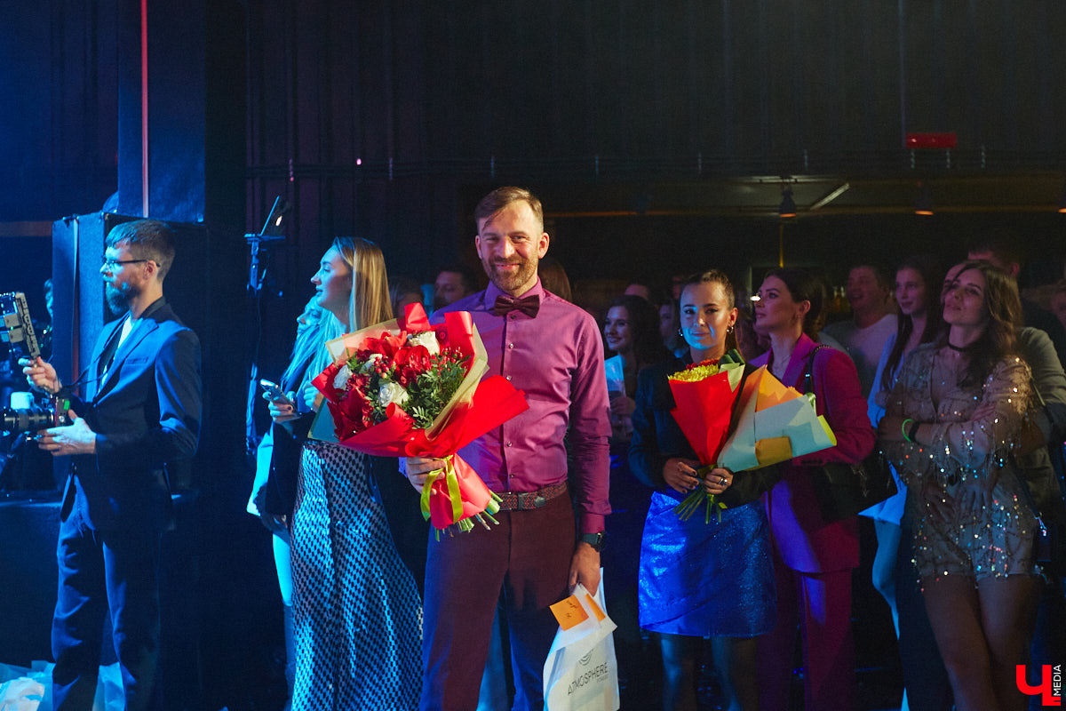 В концертном баре «ЦЕХ» воцарилась райская «Атмосфера»: сотни гостей, фуршет, танцевальные интерактивы от преподавателей, приглашённые музыкальные коллективы, награждение отличившихся спортсменов. Всё это приправлено горами разноцветного конфетти, шумом хлопушек, громким смехом и библейской историей. Подробности в репортаже «Ключ-Медиа».