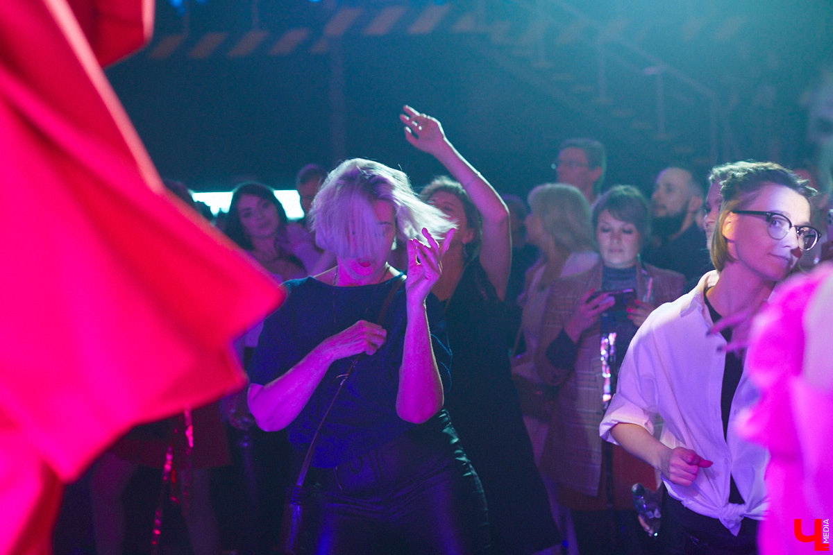 В концертном баре «ЦЕХ» воцарилась райская «Атмосфера»: сотни гостей, фуршет, танцевальные интерактивы от преподавателей, приглашённые музыкальные коллективы, награждение отличившихся спортсменов. Всё это приправлено горами разноцветного конфетти, шумом хлопушек, громким смехом и библейской историей. Подробности в репортаже «Ключ-Медиа».