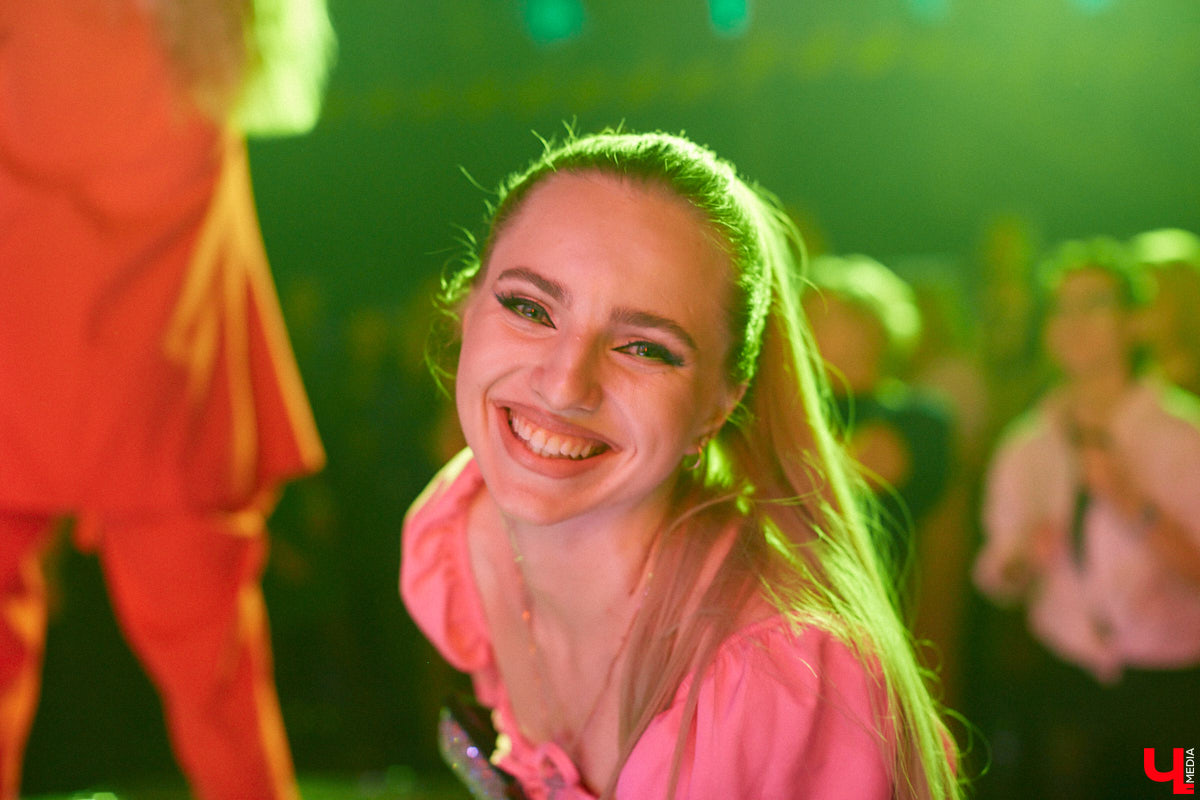 В концертном баре «ЦЕХ» воцарилась райская «Атмосфера»: сотни гостей, фуршет, танцевальные интерактивы от преподавателей, приглашённые музыкальные коллективы, награждение отличившихся спортсменов. Всё это приправлено горами разноцветного конфетти, шумом хлопушек, громким смехом и библейской историей. Подробности в репортаже «Ключ-Медиа».