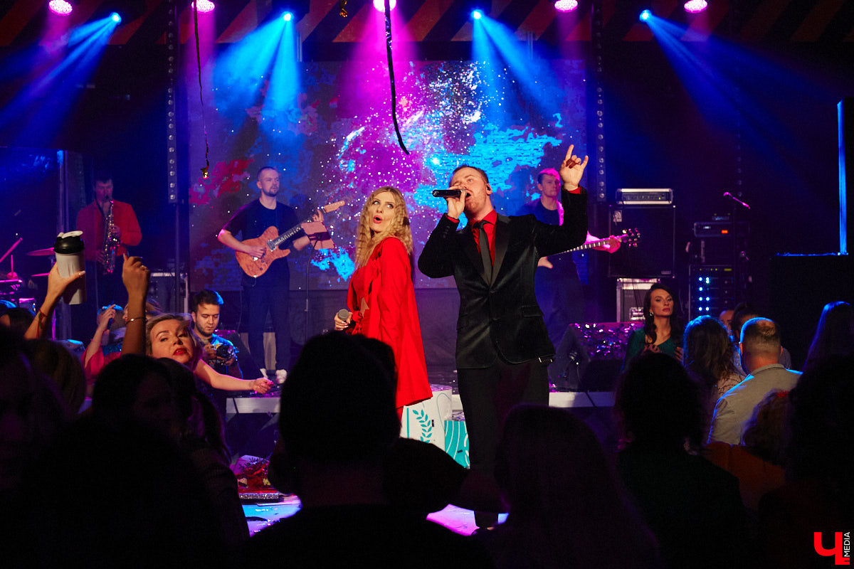 В концертном баре «ЦЕХ» воцарилась райская «Атмосфера»: сотни гостей, фуршет, танцевальные интерактивы от преподавателей, приглашённые музыкальные коллективы, награждение отличившихся спортсменов. Всё это приправлено горами разноцветного конфетти, шумом хлопушек, громким смехом и библейской историей. Подробности в репортаже «Ключ-Медиа».