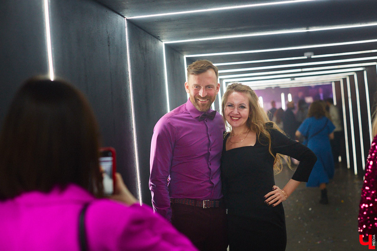 В концертном баре «ЦЕХ» воцарилась райская «Атмосфера»: сотни гостей, фуршет, танцевальные интерактивы от преподавателей, приглашённые музыкальные коллективы, награждение отличившихся спортсменов. Всё это приправлено горами разноцветного конфетти, шумом хлопушек, громким смехом и библейской историей. Подробности в репортаже «Ключ-Медиа».