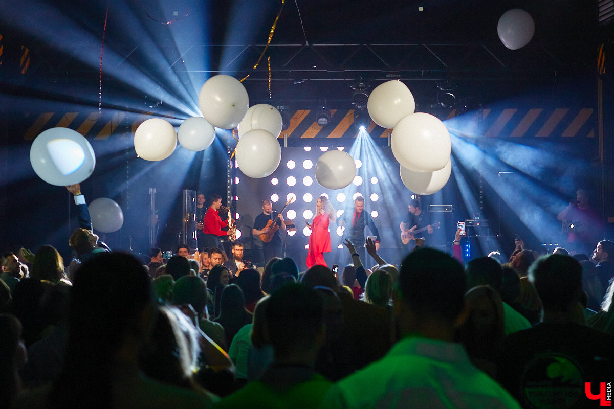 В концертном баре «ЦЕХ» воцарилась райская «Атмосфера»: сотни гостей, фуршет, танцевальные интерактивы от преподавателей, приглашённые музыкальные коллективы, награждение отличившихся спортсменов. Всё это приправлено горами разноцветного конфетти, шумом хлопушек, громким смехом и библейской историей. Подробности в репортаже «Ключ-Медиа».