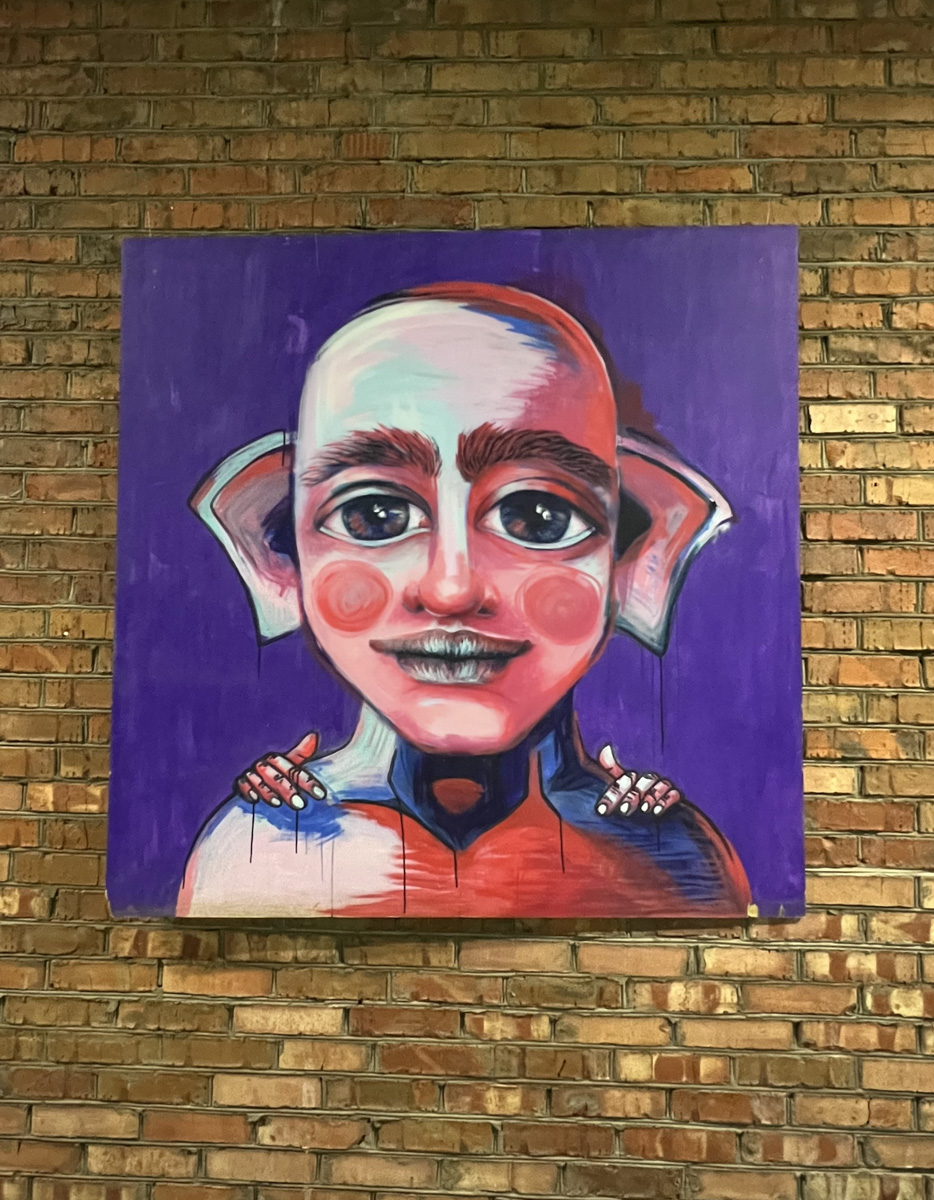 Приходите вы однажды в офис, а там шедевр. Звучит заманчиво? Руководство бизнес-центра «Фабрика» в этом не сомневается. Как и зачем картины современных владимирских художников вдруг переехали из «Флигеля» к «простым работягам», рассказывает «Ключ-Медиа».