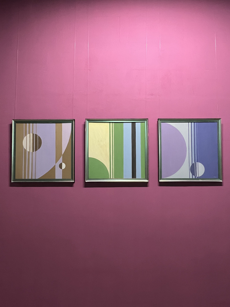 Приходите вы однажды в офис, а там шедевр. Звучит заманчиво? Руководство бизнес-центра «Фабрика» в этом не сомневается. Как и зачем картины современных владимирских художников вдруг переехали из «Флигеля» к «простым работягам», рассказывает «Ключ-Медиа».