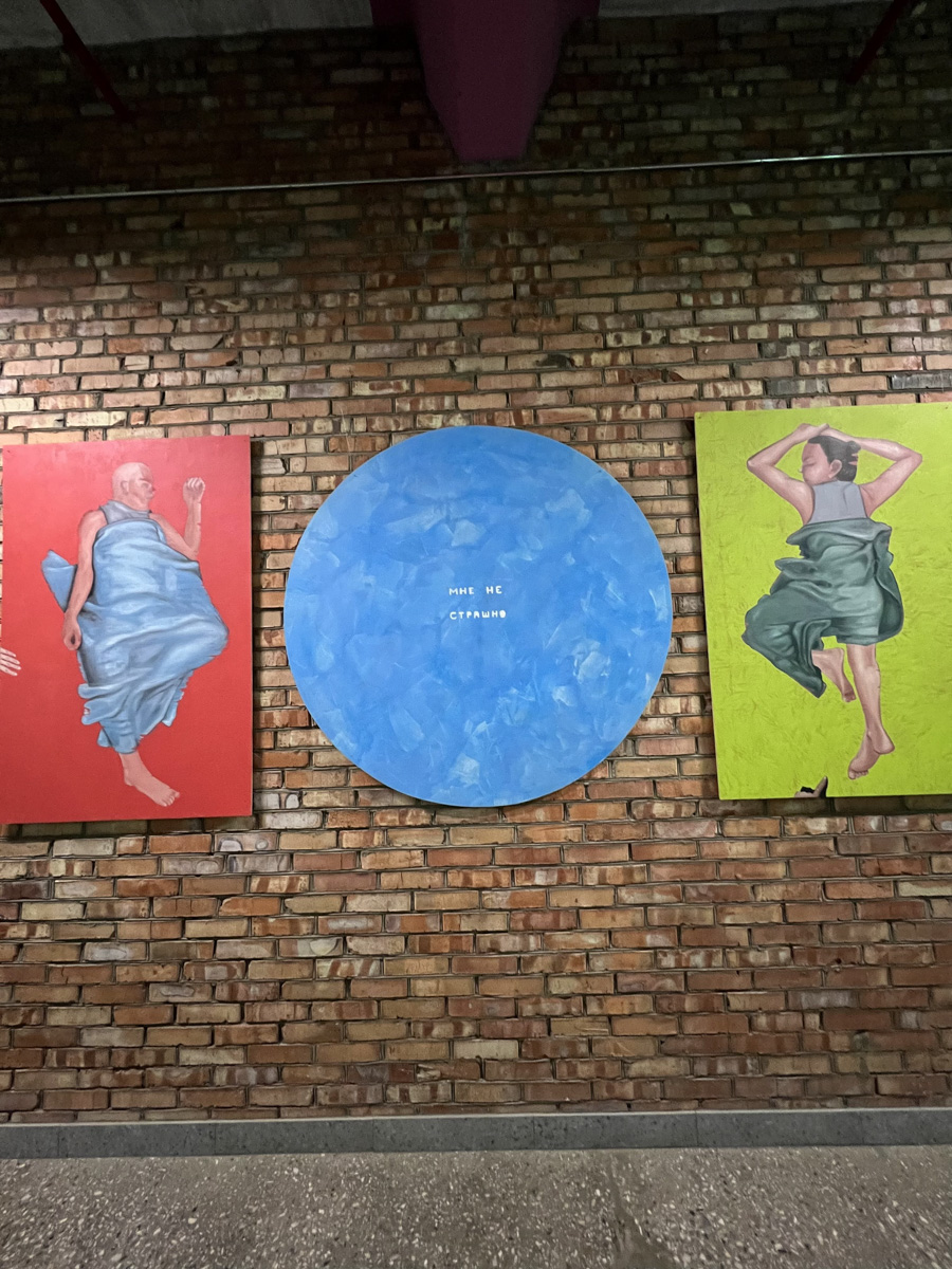 Приходите вы однажды в офис, а там шедевр. Звучит заманчиво? Руководство бизнес-центра «Фабрика» в этом не сомневается. Как и зачем картины современных владимирских художников вдруг переехали из «Флигеля» к «простым работягам», рассказывает «Ключ-Медиа».