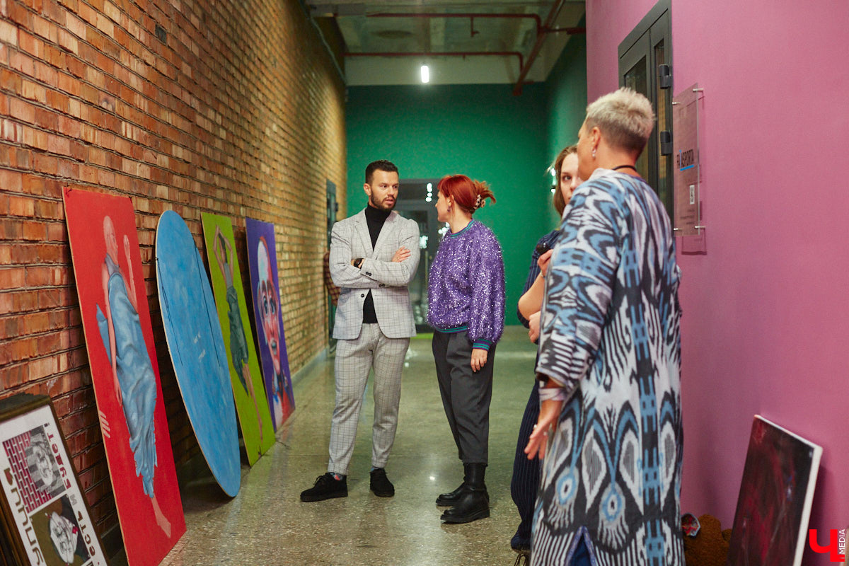 Приходите вы однажды в офис, а там шедевр. Звучит заманчиво? Руководство бизнес-центра «Фабрика» в этом не сомневается. Как и зачем картины современных владимирских художников вдруг переехали из «Флигеля» к «простым работягам», рассказывает «Ключ-Медиа».