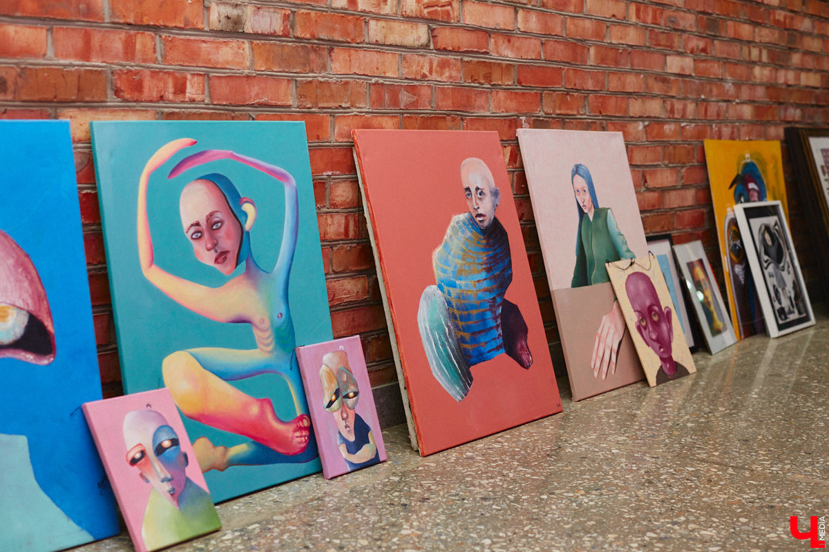 Приходите вы однажды в офис, а там шедевр. Звучит заманчиво? Руководство бизнес-центра «Фабрика» в этом не сомневается. Как и зачем картины современных владимирских художников вдруг переехали из «Флигеля» к «простым работягам», рассказывает «Ключ-Медиа».