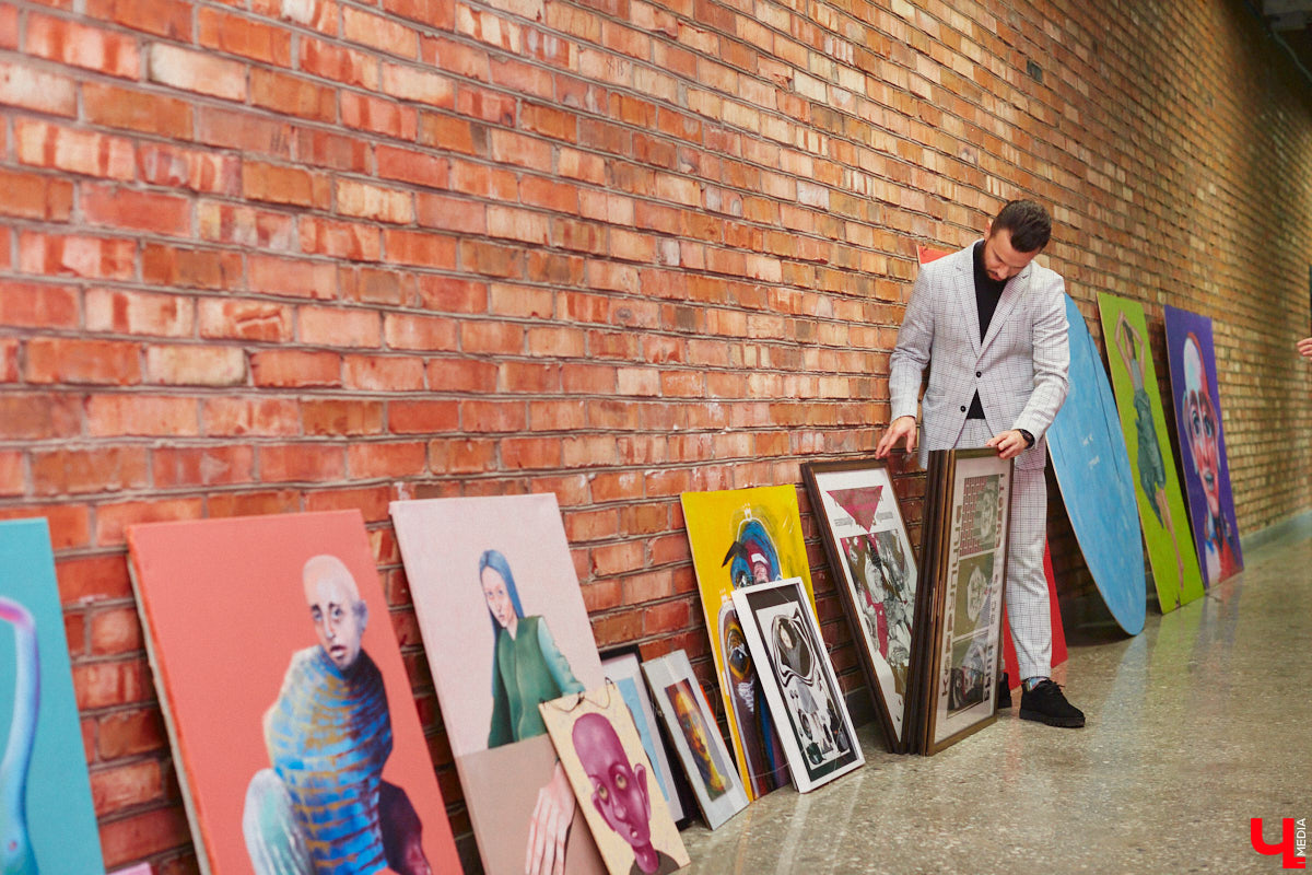 Приходите вы однажды в офис, а там шедевр. Звучит заманчиво? Руководство бизнес-центра «Фабрика» в этом не сомневается. Как и зачем картины современных владимирских художников вдруг переехали из «Флигеля» к «простым работягам», рассказывает «Ключ-Медиа».