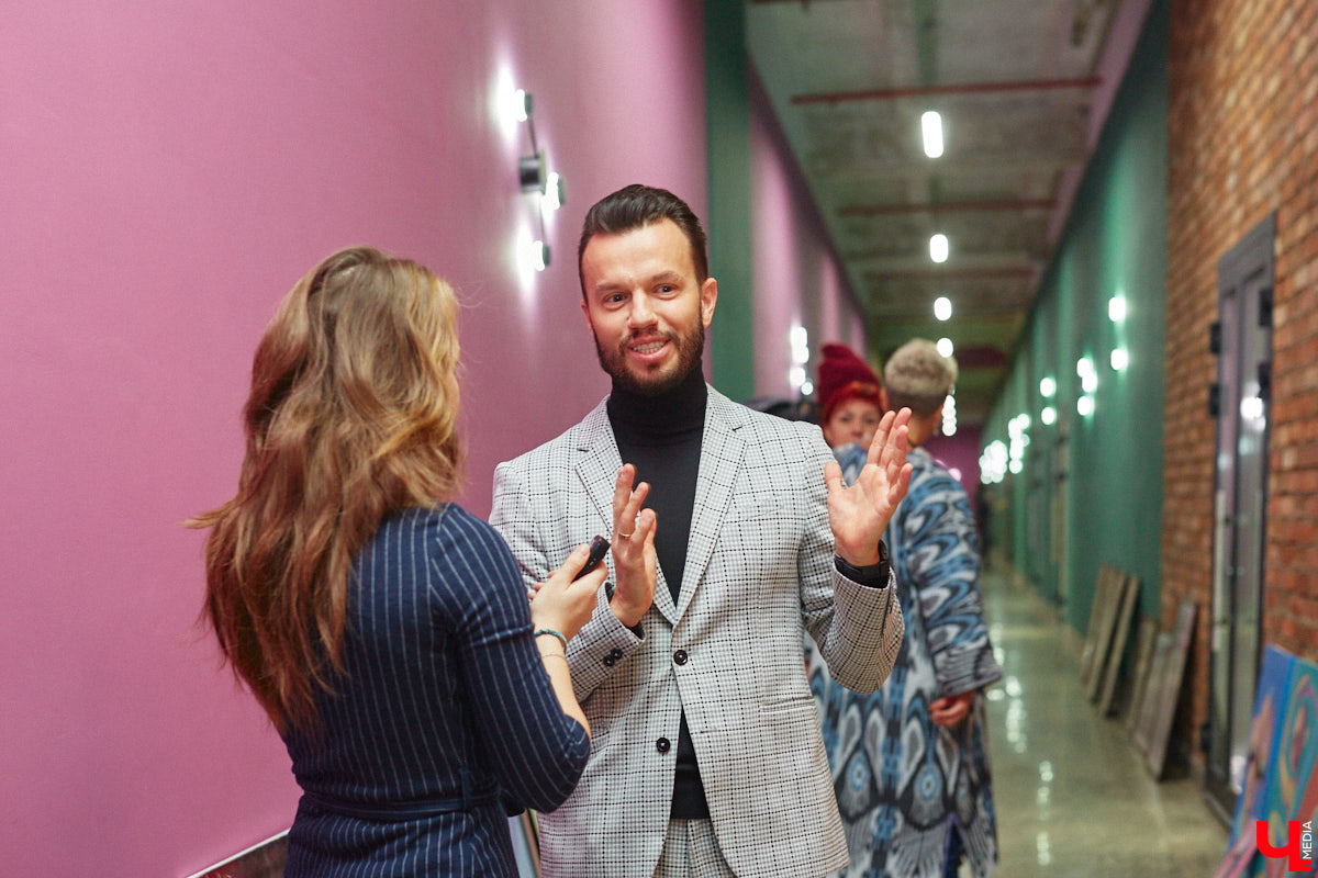 Приходите вы однажды в офис, а там шедевр. Звучит заманчиво? Руководство бизнес-центра «Фабрика» в этом не сомневается. Как и зачем картины современных владимирских художников вдруг переехали из «Флигеля» к «простым работягам», рассказывает «Ключ-Медиа».