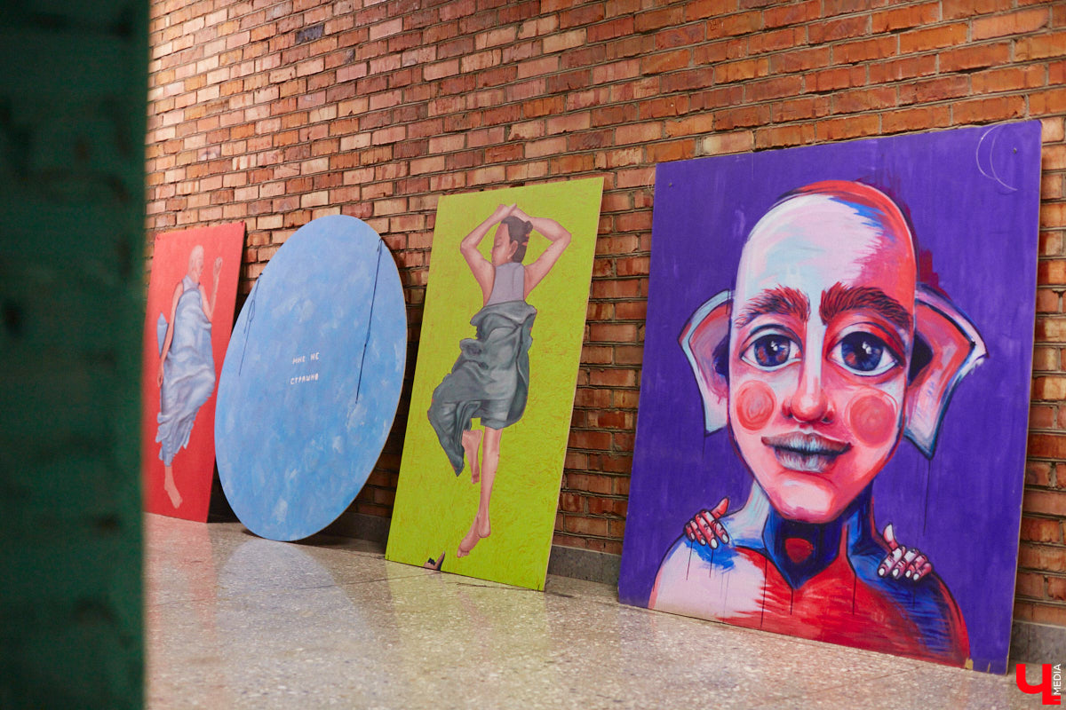 Приходите вы однажды в офис, а там шедевр. Звучит заманчиво? Руководство бизнес-центра «Фабрика» в этом не сомневается. Как и зачем картины современных владимирских художников вдруг переехали из «Флигеля» к «простым работягам», рассказывает «Ключ-Медиа».