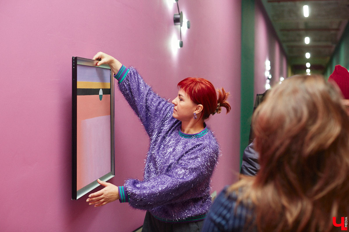 Приходите вы однажды в офис, а там шедевр. Звучит заманчиво? Руководство бизнес-центра «Фабрика» в этом не сомневается. Как и зачем картины современных владимирских художников вдруг переехали из «Флигеля» к «простым работягам», рассказывает «Ключ-Медиа».