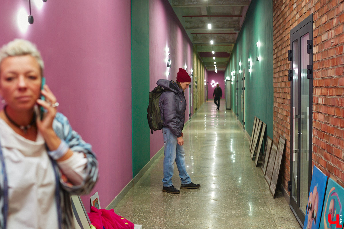 Приходите вы однажды в офис, а там шедевр. Звучит заманчиво? Руководство бизнес-центра «Фабрика» в этом не сомневается. Как и зачем картины современных владимирских художников вдруг переехали из «Флигеля» к «простым работягам», рассказывает «Ключ-Медиа».