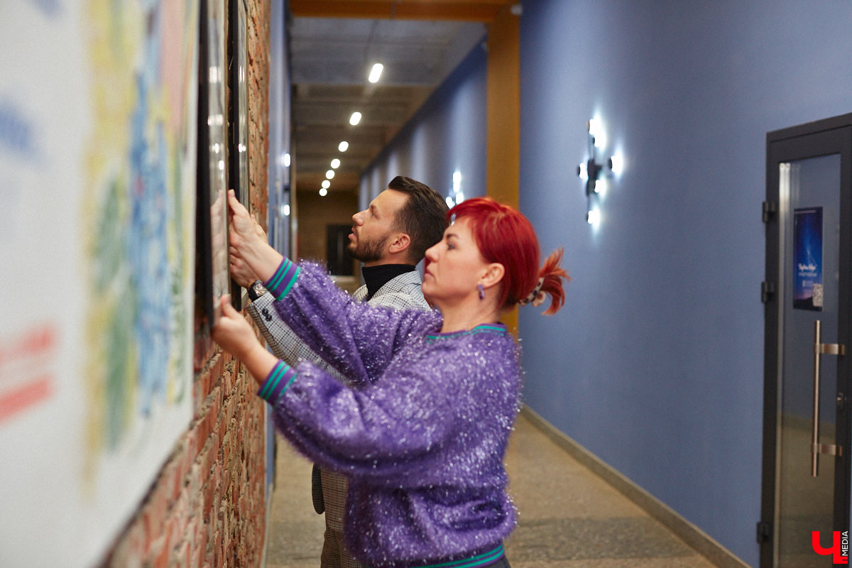 Приходите вы однажды в офис, а там шедевр. Звучит заманчиво? Руководство бизнес-центра «Фабрика» в этом не сомневается. Как и зачем картины современных владимирских художников вдруг переехали из «Флигеля» к «простым работягам», рассказывает «Ключ-Медиа».