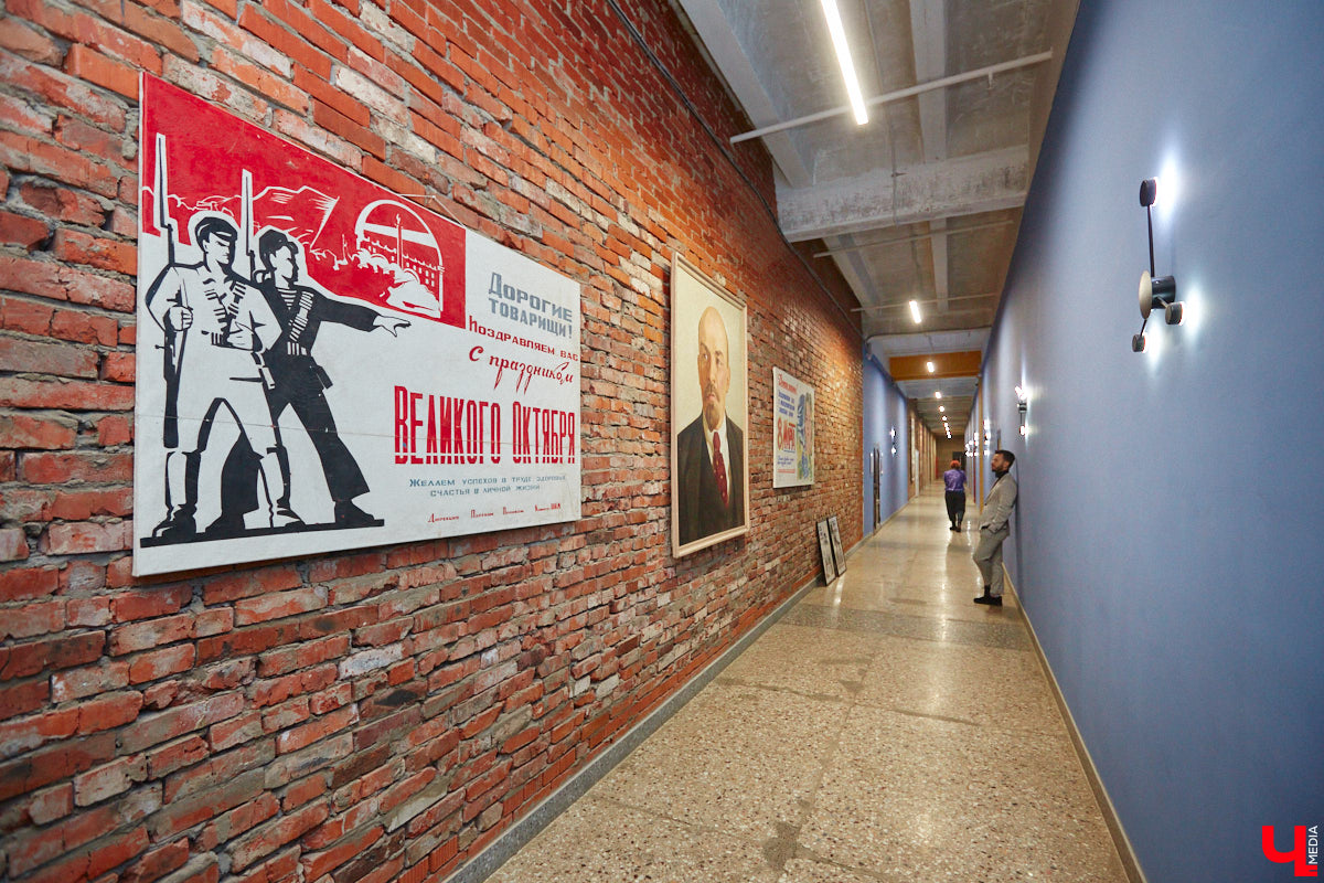 Приходите вы однажды в офис, а там шедевр. Звучит заманчиво? Руководство бизнес-центра «Фабрика» в этом не сомневается. Как и зачем картины современных владимирских художников вдруг переехали из «Флигеля» к «простым работягам», рассказывает «Ключ-Медиа».