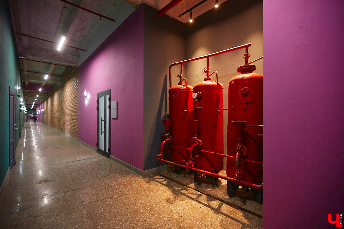 Приходите вы однажды в офис, а там шедевр. Звучит заманчиво? Руководство бизнес-центра «Фабрика» в этом не сомневается. Как и зачем картины современных владимирских художников вдруг переехали из «Флигеля» к «простым работягам», рассказывает «Ключ-Медиа».