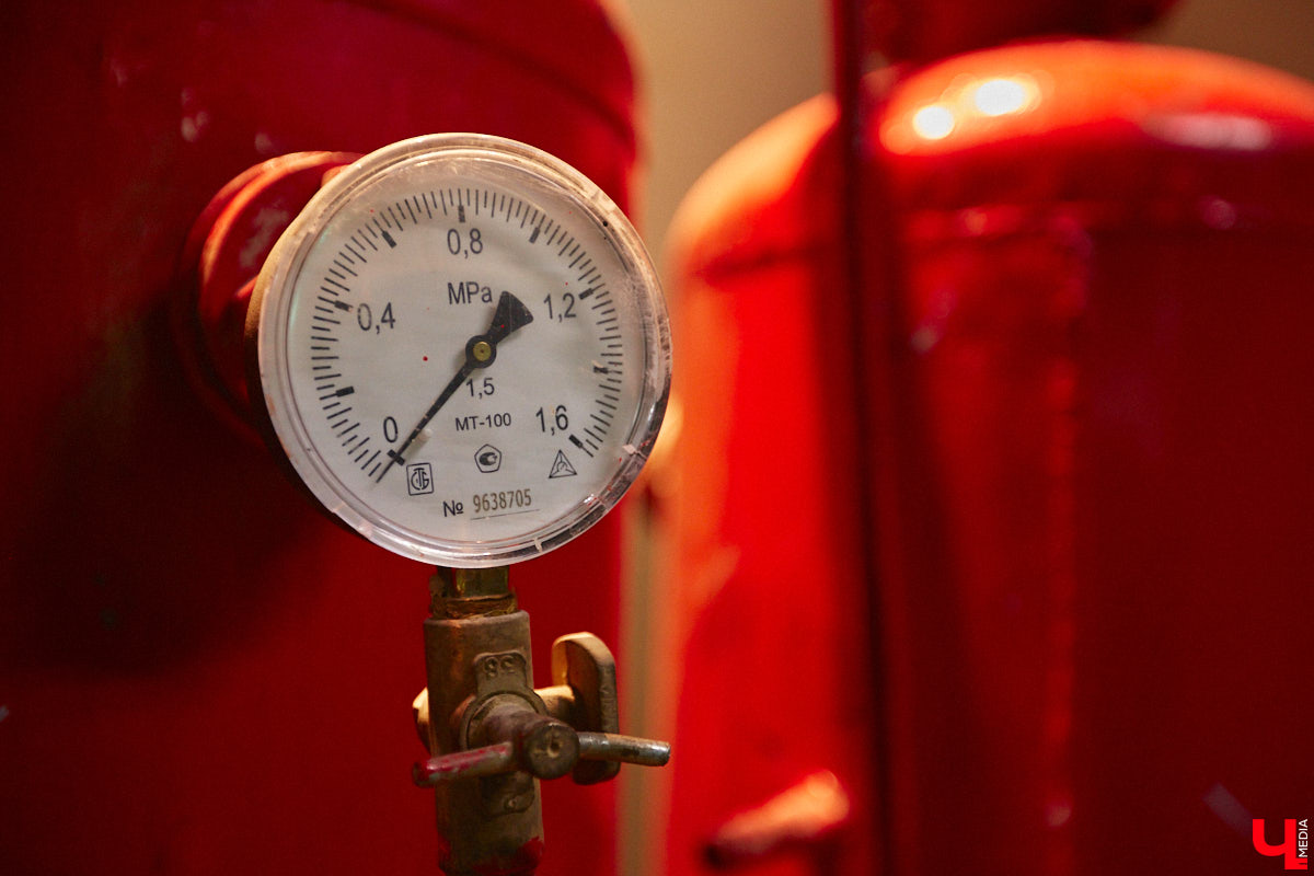 Приходите вы однажды в офис, а там шедевр. Звучит заманчиво? Руководство бизнес-центра «Фабрика» в этом не сомневается. Как и зачем картины современных владимирских художников вдруг переехали из «Флигеля» к «простым работягам», рассказывает «Ключ-Медиа».