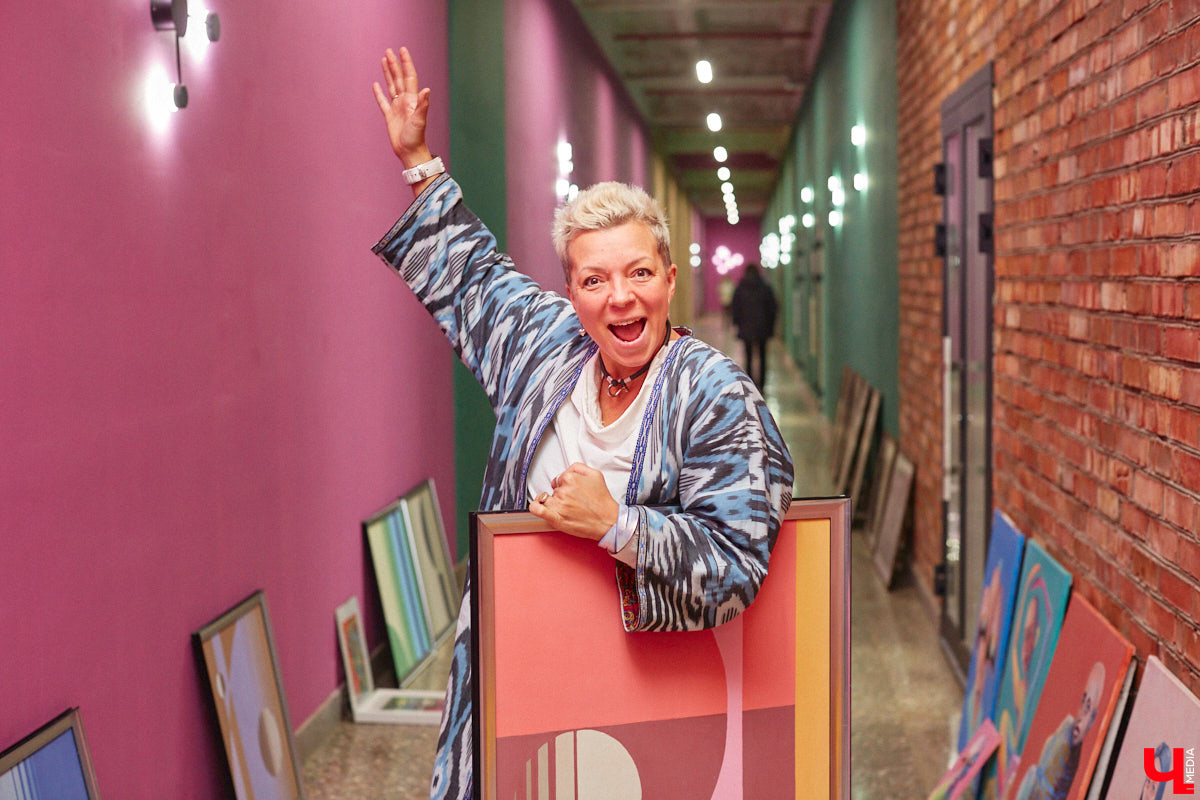 Приходите вы однажды в офис, а там шедевр. Звучит заманчиво? Руководство бизнес-центра «Фабрика» в этом не сомневается. Как и зачем картины современных владимирских художников вдруг переехали из «Флигеля» к «простым работягам», рассказывает «Ключ-Медиа».