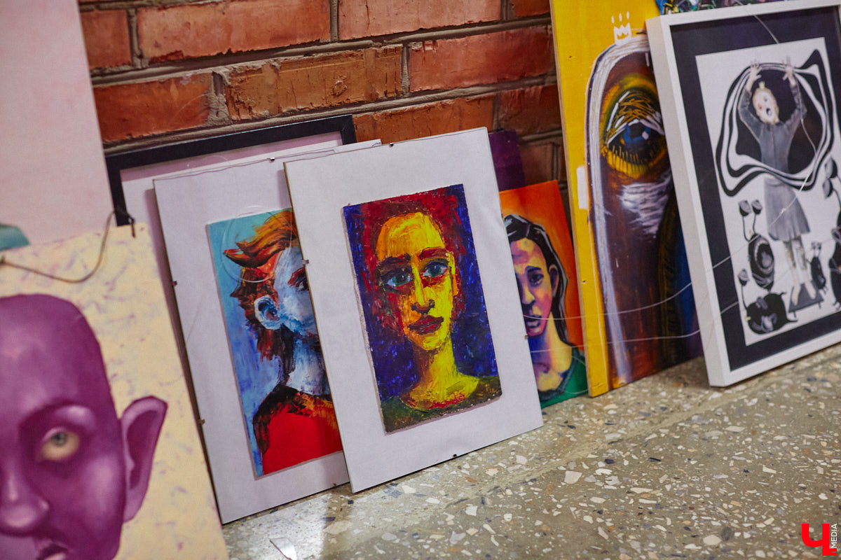 Приходите вы однажды в офис, а там шедевр. Звучит заманчиво? Руководство бизнес-центра «Фабрика» в этом не сомневается. Как и зачем картины современных владимирских художников вдруг переехали из «Флигеля» к «простым работягам», рассказывает «Ключ-Медиа».