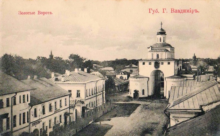 Дом № 2 на улице Большой Московской построен в конце XVIII века как часть усадьбы Григория Мещерягина, управляющего графа Воронцова. Во время посещения Владимира императором Павлом I его со свитой разместили именно в этом доме, так как он считался лучшим в городе. Что происходит со зданием сейчас? Читайте в материале.