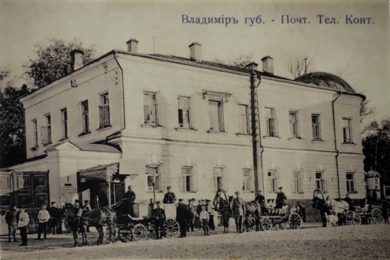 Дом № 2 на улице Большой Московской построен в конце XVIII века как часть усадьбы Григория Мещерягина, управляющего графа Воронцова. Во время посещения Владимира императором Павлом I его со свитой разместили именно в этом доме, так как он считался лучшим в городе. Что происходит со зданием сейчас? Читайте в материале.