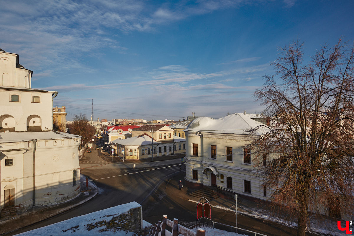 Дом № 2 на улице Большой Московской построен в конце XVIII века как часть усадьбы Григория Мещерягина, управляющего графа Воронцова. Во время посещения Владимира императором Павлом I его со свитой разместили именно в этом доме, так как он считался лучшим в городе. Что происходит со зданием сейчас? Читайте в материале.