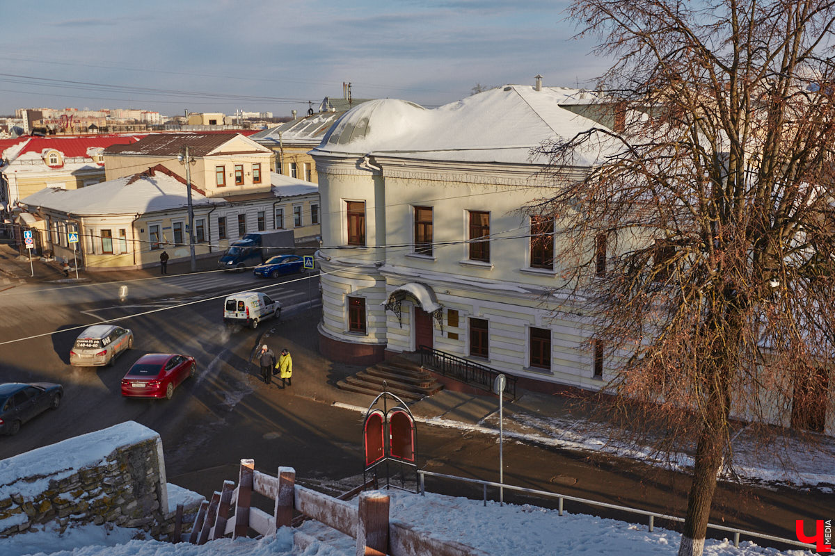 Дом № 2 на улице Большой Московской построен в конце XVIII века как часть усадьбы Григория Мещерягина, управляющего графа Воронцова. Во время посещения Владимира императором Павлом I его со свитой разместили именно в этом доме, так как он считался лучшим в городе. Что происходит со зданием сейчас? Читайте в материале.