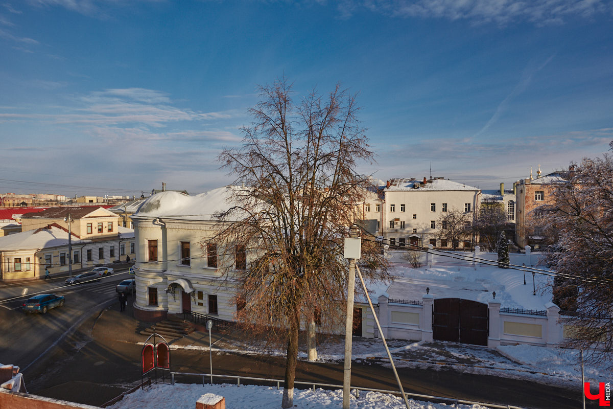 Дом № 2 на улице Большой Московской построен в конце XVIII века как часть усадьбы Григория Мещерягина, управляющего графа Воронцова. Во время посещения Владимира императором Павлом I его со свитой разместили именно в этом доме, так как он считался лучшим в городе. Что происходит со зданием сейчас? Читайте в материале.