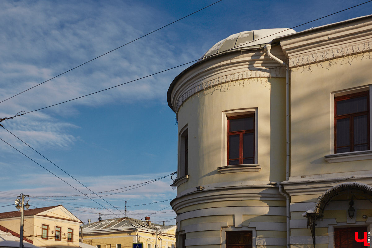 Дом № 2 на улице Большой Московской построен в конце XVIII века как часть усадьбы Григория Мещерягина, управляющего графа Воронцова. Во время посещения Владимира императором Павлом I его со свитой разместили именно в этом доме, так как он считался лучшим в городе. Что происходит со зданием сейчас? Читайте в материале.