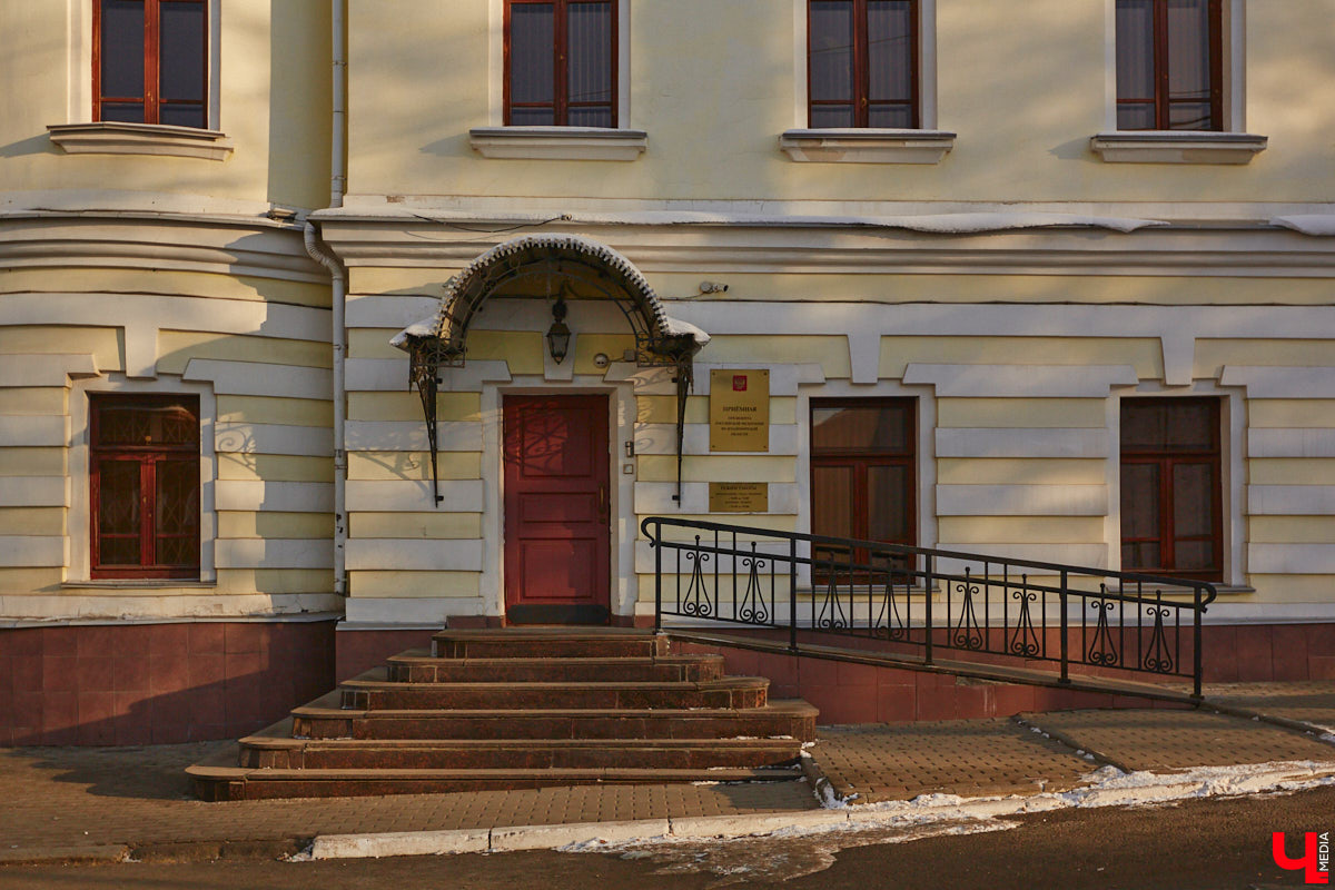 Дом № 2 на улице Большой Московской построен в конце XVIII века как часть усадьбы Григория Мещерягина, управляющего графа Воронцова. Во время посещения Владимира императором Павлом I его со свитой разместили именно в этом доме, так как он считался лучшим в городе. Что происходит со зданием сейчас? Читайте в материале.