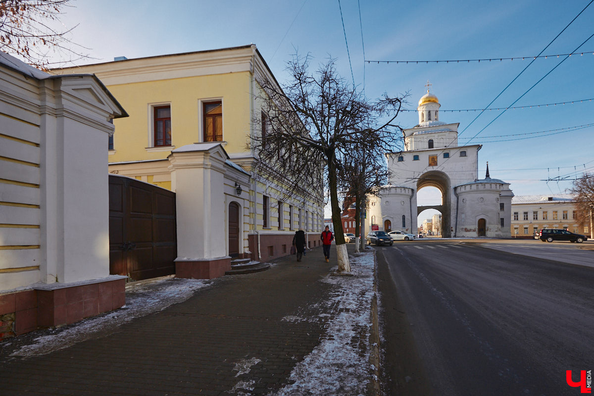 Дом № 2 на улице Большой Московской построен в конце XVIII века как часть усадьбы Григория Мещерягина, управляющего графа Воронцова. Во время посещения Владимира императором Павлом I его со свитой разместили именно в этом доме, так как он считался лучшим в городе. Что происходит со зданием сейчас? Читайте в материале.