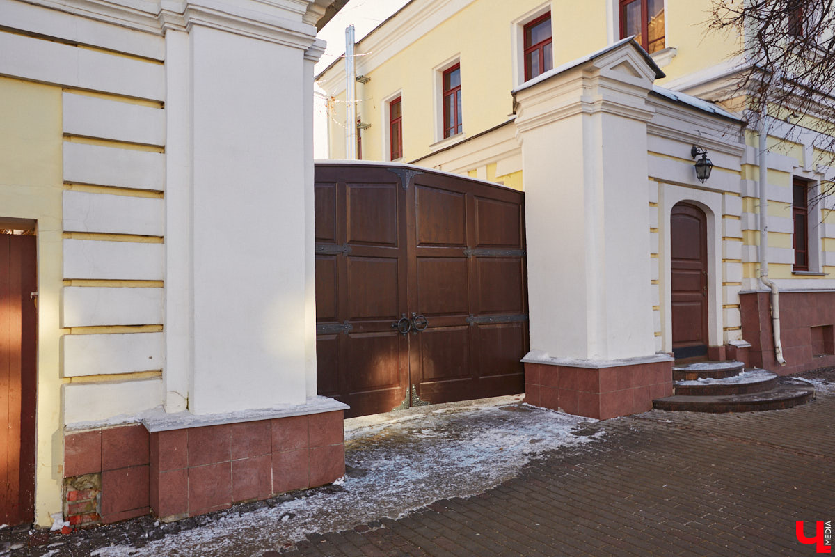 Дом № 2 на улице Большой Московской построен в конце XVIII века как часть усадьбы Григория Мещерягина, управляющего графа Воронцова. Во время посещения Владимира императором Павлом I его со свитой разместили именно в этом доме, так как он считался лучшим в городе. Что происходит со зданием сейчас? Читайте в материале.