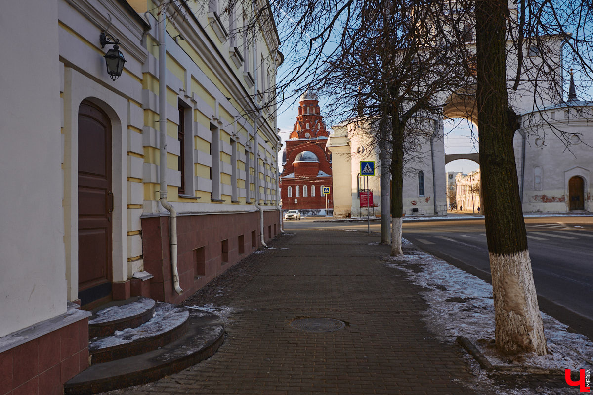 Дом № 2 на улице Большой Московской построен в конце XVIII века как часть усадьбы Григория Мещерягина, управляющего графа Воронцова. Во время посещения Владимира императором Павлом I его со свитой разместили именно в этом доме, так как он считался лучшим в городе. Что происходит со зданием сейчас? Читайте в материале.