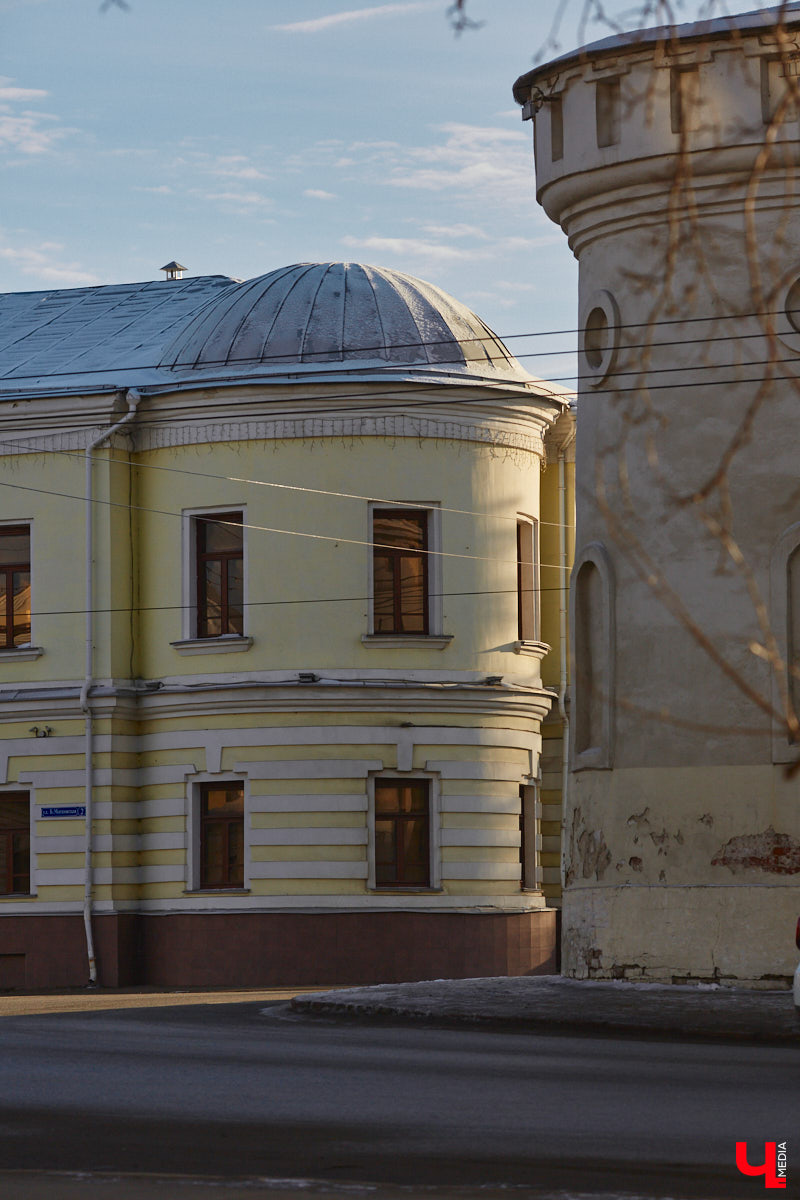 Дом № 2 на улице Большой Московской построен в конце XVIII века как часть усадьбы Григория Мещерягина, управляющего графа Воронцова. Во время посещения Владимира императором Павлом I его со свитой разместили именно в этом доме, так как он считался лучшим в городе. Что происходит со зданием сейчас? Читайте в материале.