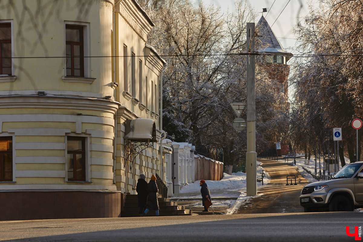 Дом № 2 на улице Большой Московской построен в конце XVIII века как часть усадьбы Григория Мещерягина, управляющего графа Воронцова. Во время посещения Владимира императором Павлом I его со свитой разместили именно в этом доме, так как он считался лучшим в городе. Что происходит со зданием сейчас? Читайте в материале.