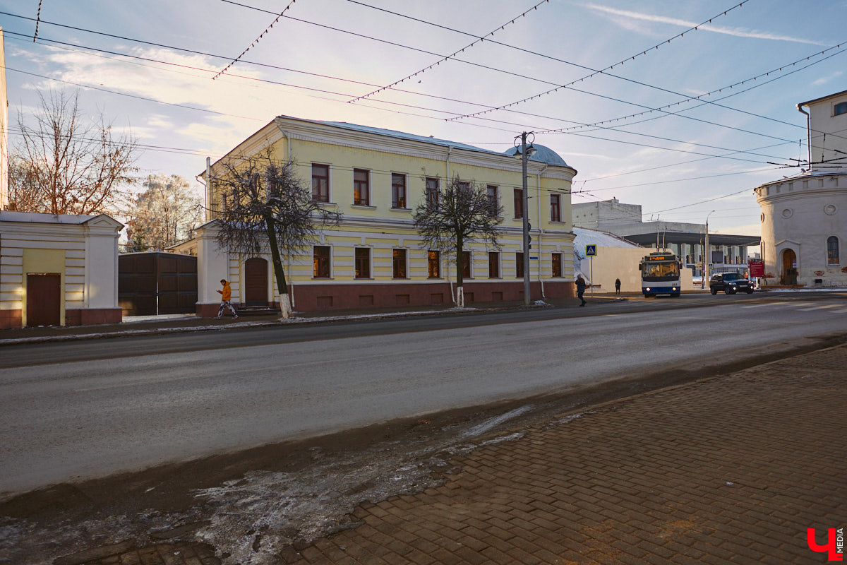Дом № 2 на улице Большой Московской построен в конце XVIII века как часть усадьбы Григория Мещерягина, управляющего графа Воронцова. Во время посещения Владимира императором Павлом I его со свитой разместили именно в этом доме, так как он считался лучшим в городе. Что происходит со зданием сейчас? Читайте в материале.