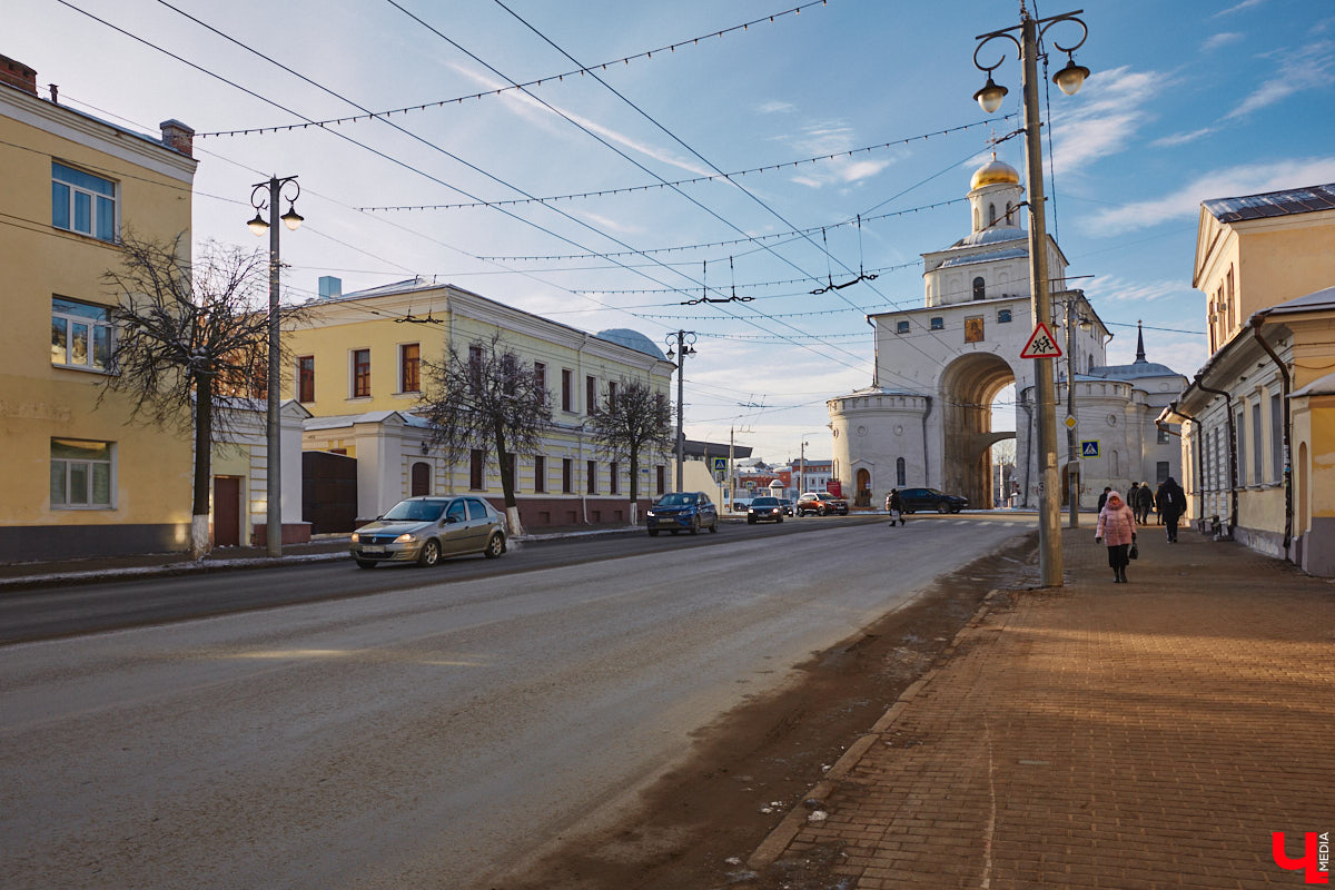 Дом № 2 на улице Большой Московской построен в конце XVIII века как часть усадьбы Григория Мещерягина, управляющего графа Воронцова. Во время посещения Владимира императором Павлом I его со свитой разместили именно в этом доме, так как он считался лучшим в городе. Что происходит со зданием сейчас? Читайте в материале.