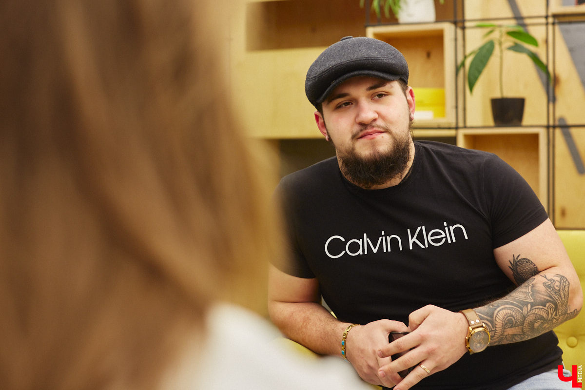 За два проведённых в промоушене Headshot года Никита Багдасарян одержал победу над известным блогером Сергеем Поштаком и хайповым «миллионником» Святославом Коваленко, проявил себя в трёх схватках «Битвы пощёчин»… А теперь стал поэтом и музыкантом. Рассказываем об удивительном перевоплощении сурового бородатого парня.