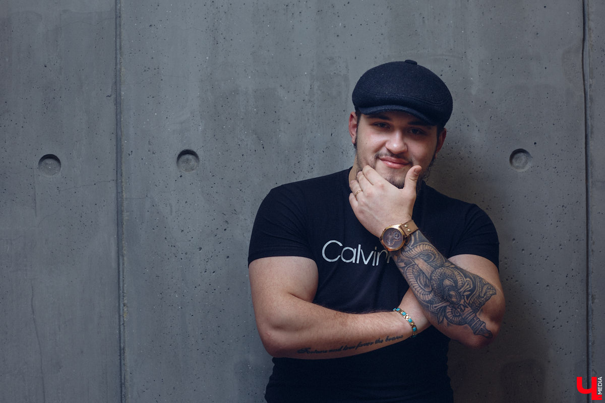 За два проведённых в промоушене Headshot года Никита Багдасарян одержал победу над известным блогером Сергеем Поштаком и хайповым «миллионником» Святославом Коваленко, проявил себя в трёх схватках «Битвы пощёчин»… А теперь стал поэтом и музыкантом. Рассказываем об удивительном перевоплощении сурового бородатого парня.