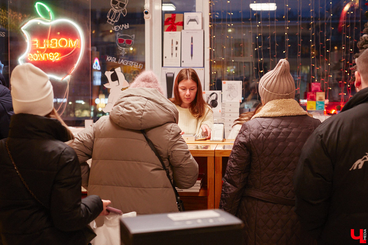 Жителей областной столицы уже закружила декабрьская суета с поиском новогодних сюрпризов. Хочется выбрать хороший, качественный подарок, но при этом ещё и сэкономить, ведь порадовать предстоит многих людей. Как сложить этот непростой пазл в конце 2022 года? Мы обнаружили настоящий tech-рай. В поисках новогодних подарков туда точно стоит заглянуть!