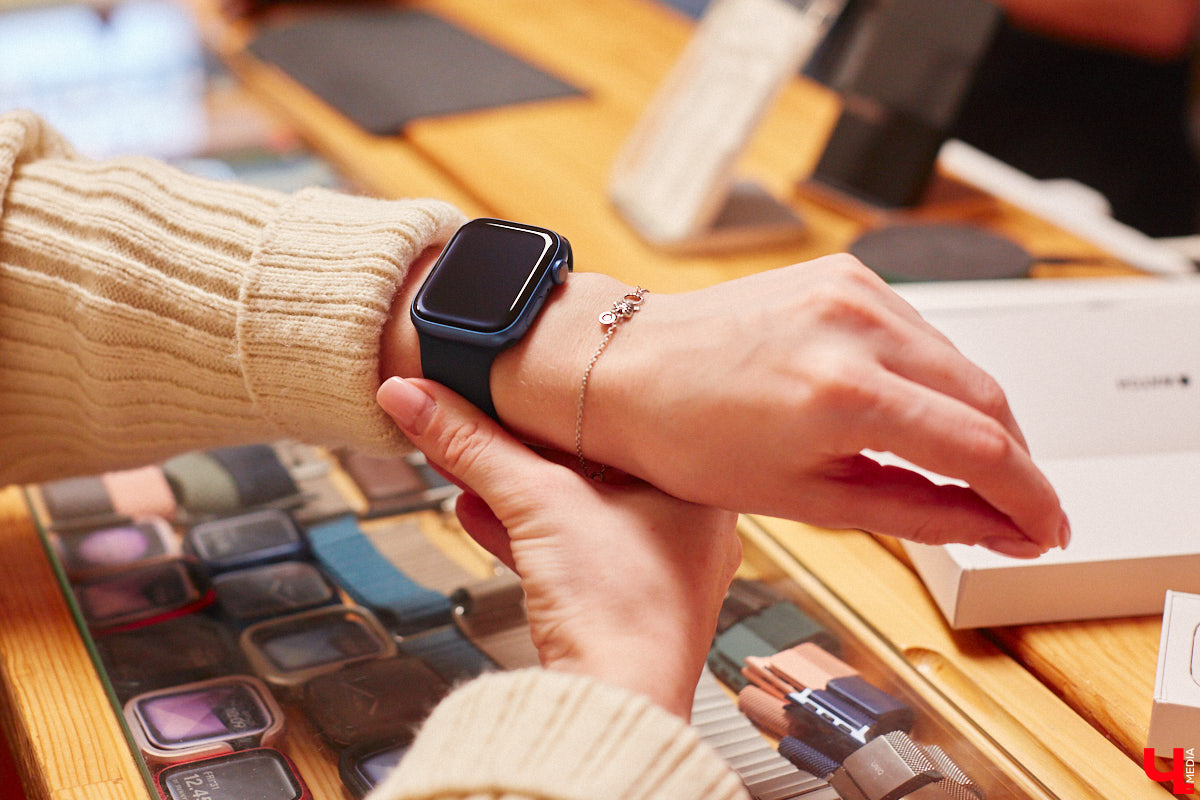 Жителей областной столицы уже закружила декабрьская суета с поиском новогодних сюрпризов. Хочется выбрать хороший, качественный подарок, но при этом ещё и сэкономить, ведь порадовать предстоит многих людей. Как сложить этот непростой пазл в конце 2022 года? Мы обнаружили настоящий tech-рай. В поисках новогодних подарков туда точно стоит заглянуть!