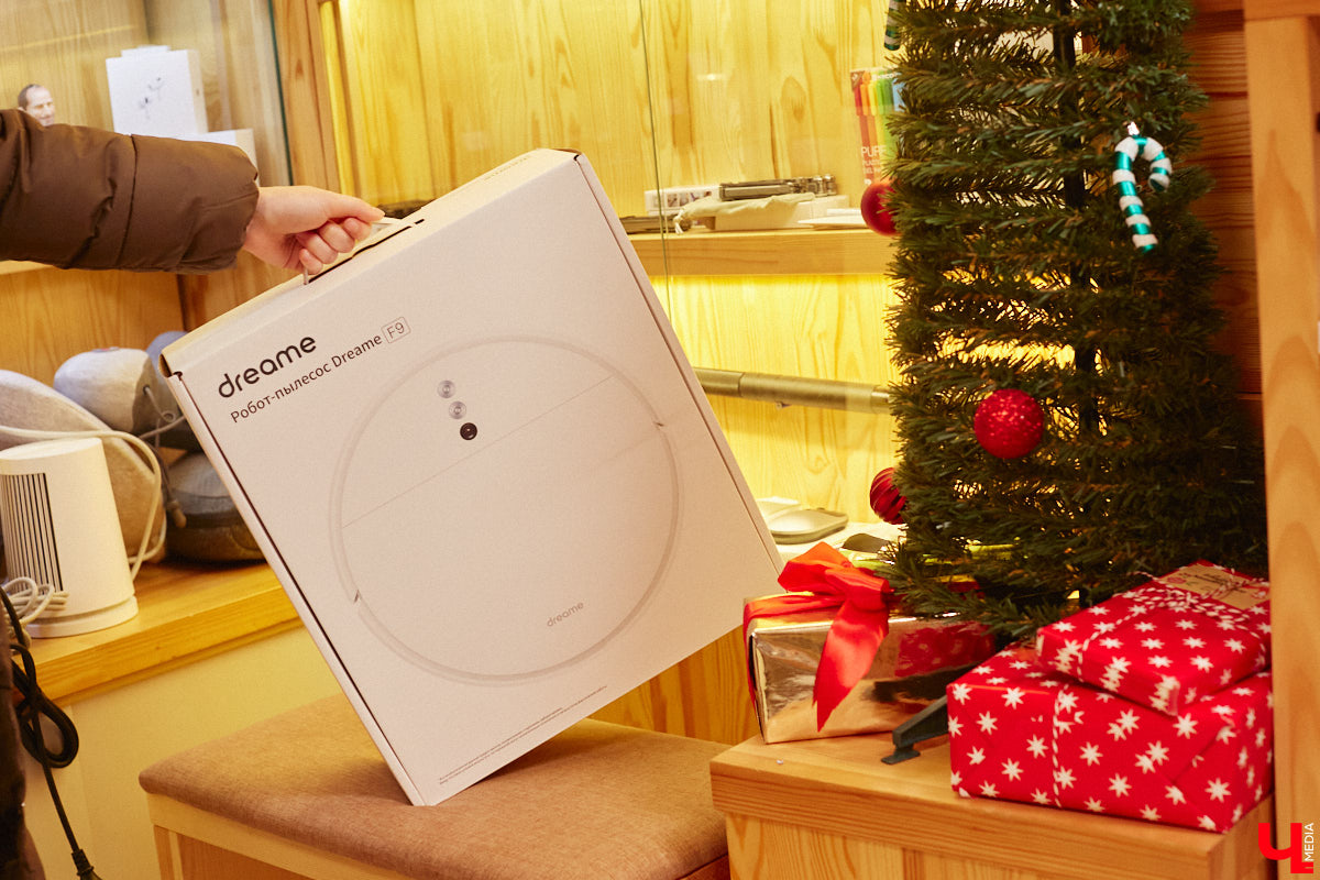 Жителей областной столицы уже закружила декабрьская суета с поиском новогодних сюрпризов. Хочется выбрать хороший, качественный подарок, но при этом ещё и сэкономить, ведь порадовать предстоит многих людей. Как сложить этот непростой пазл в конце 2022 года? Мы обнаружили настоящий tech-рай. В поисках новогодних подарков туда точно стоит заглянуть!