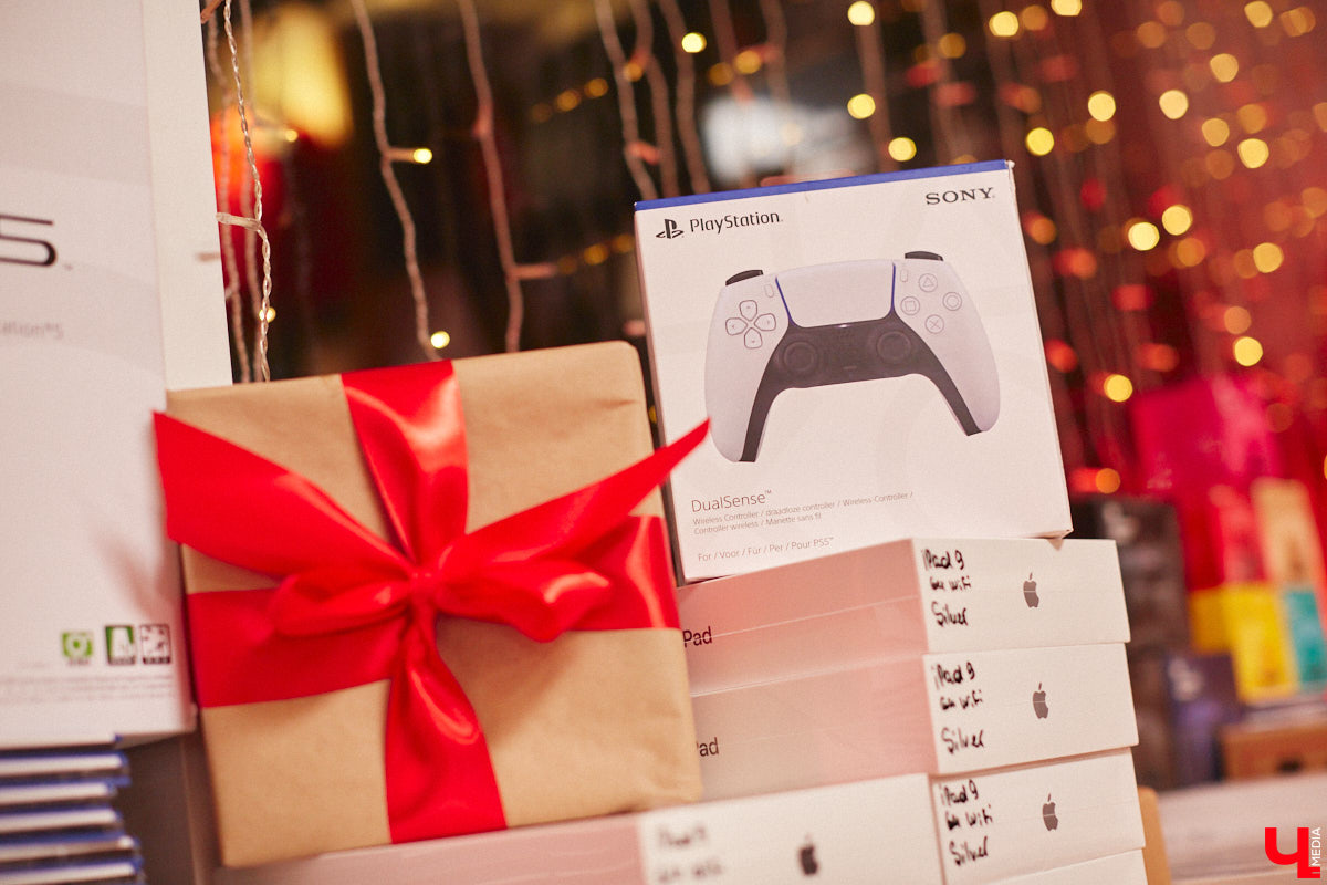 Жителей областной столицы уже закружила декабрьская суета с поиском новогодних сюрпризов. Хочется выбрать хороший, качественный подарок, но при этом ещё и сэкономить, ведь порадовать предстоит многих людей. Как сложить этот непростой пазл в конце 2022 года? Мы обнаружили настоящий tech-рай. В поисках новогодних подарков туда точно стоит заглянуть!